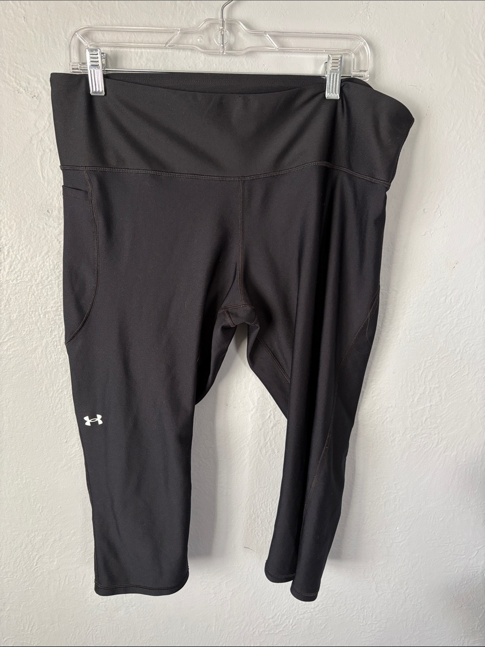 Under Armour Black Cropped Performance Leggings with Logo